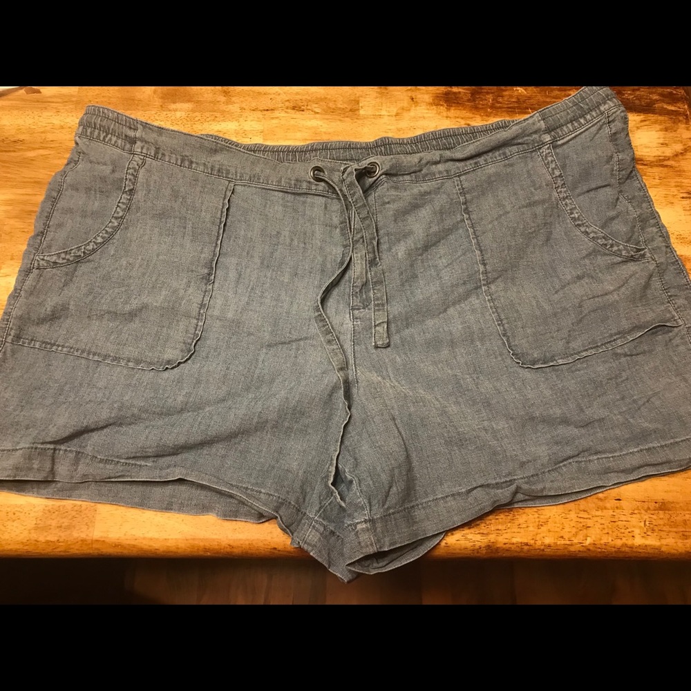 Boutique brand light denim shorts